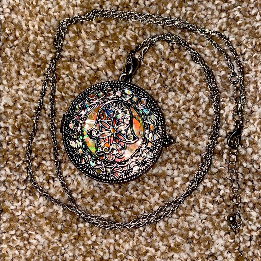 Magnify necklace